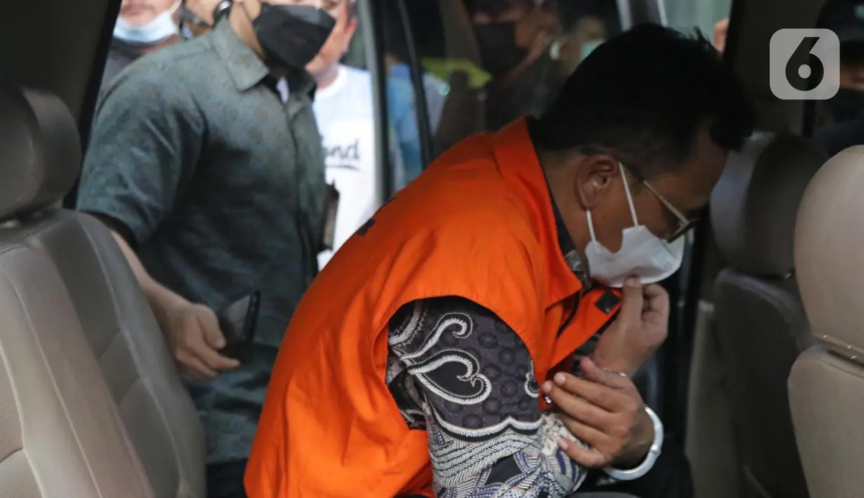 Wakil Ketua DPRD Tulungagung, Adib Makarim menunduk saat berada dalam mobil tahanan di Gedung KPK, Jakarta, Rabu (3/8/2022). KPK resmi menahan Adib Makarim terkait dugaan suap dan gratifikasi terkait pembahasan, pembahasan, pengesahan dan pelaksanaan APBD dan APBD-P Kabupaten Tulungagung tahun 2014-2019. (Liputan6.com/Helmi Fithriansyah)