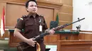 Jaksa Penuntut Umum menunjukkan barang bukti senapan milik bos First Travel di PN Kota Depok, Senin (23/4). Sidang lanjutan First Travel tersebut beragendakan pemeriksaan ketiga terdakwa. (Liputan6.com/Herman Zakharia)