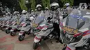 Polisi mengecek fasilitas kendaraan pengamanan perayaan Natal 2019 dan Tahun Baru 2020 di Parkir Timur GBK, Jakarta, Senin (25/11/2019). Kendaraan yang dicek meliputi motor patwal, mobil patroli dan pengawasan jalan hingga angkutan derek. (Liputan6.com/Faizal Fanani)