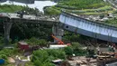 Bagian yang runtuh dari jembatan yang sedang dibangun di Mumbai, India (17/9/2021). Insiden terjadi sekitar pukul 4.30 pagi ketika sebagian besar jembatan runtuh. (AFP/Punit Paranjpe)