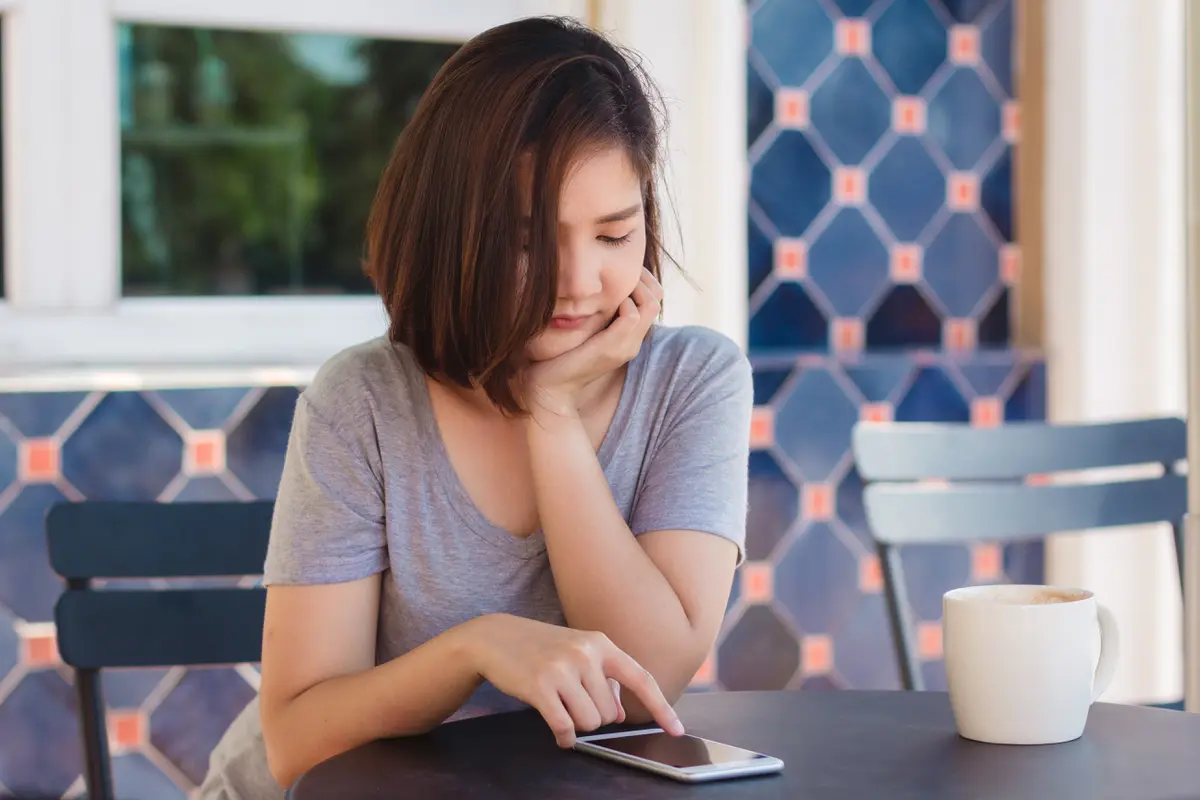 wanita juli scrolling hape