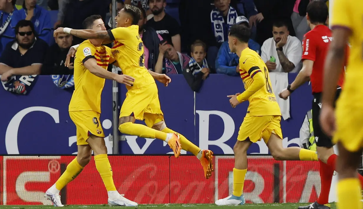 Barcelona berhasil unggul empat gol lebih dulu dalam laga ini. Robert Lewandowski mencetak brace pada menit ke-11 dan 40'. Sementara dua gol lain dicetak oleh Alejandro Balde pada menit ke-20 dan Jules Kounde pada menit ke-53. (AP Photo/Joan Monfort)