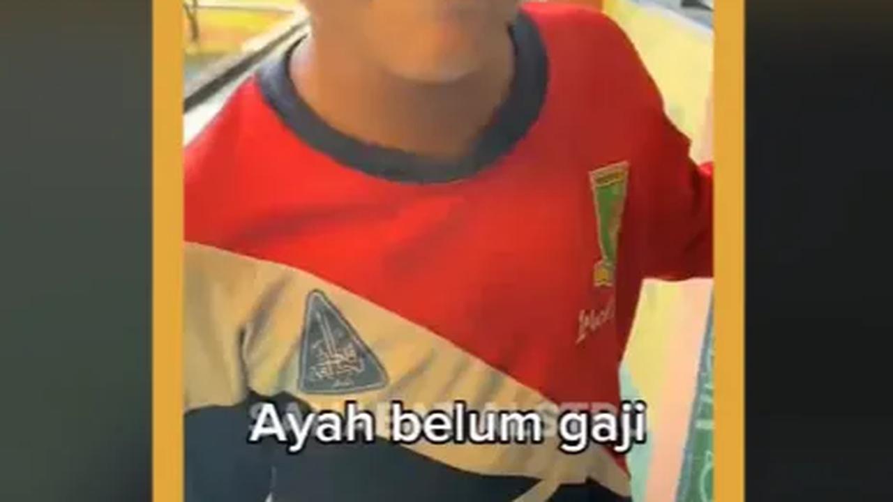 Namun siapa sangka, alasan sang anak tetap mengenakan sepatu rusak adalah karena sang ayah belum gajian. "Ayah belum gaji (gajian)," jawab anak ini.