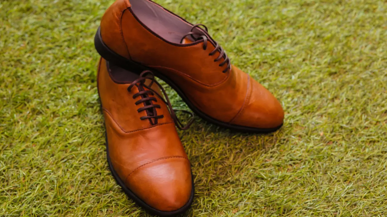 How To: 4 Cara Ampuh Bersihkan Noda dan Jamur di Sepatu Kulit agar Kembali Kinclong