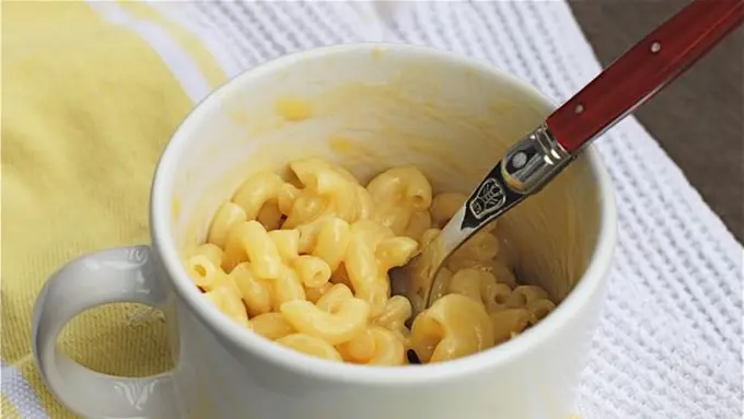 Makaroni Telur Keju, Olahan Pasta Lezat dalam Gelas Mug