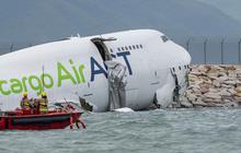 FOTO: Pesawat Kargo Tergelincir ke Laut di Bandara Hong Kong, Dua Tewas