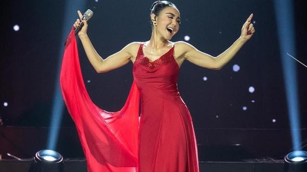 Pesona Yuni Shara Pakai Dress Merah Panjang saat Konser Tunggal Perdana di Istora Senayan
