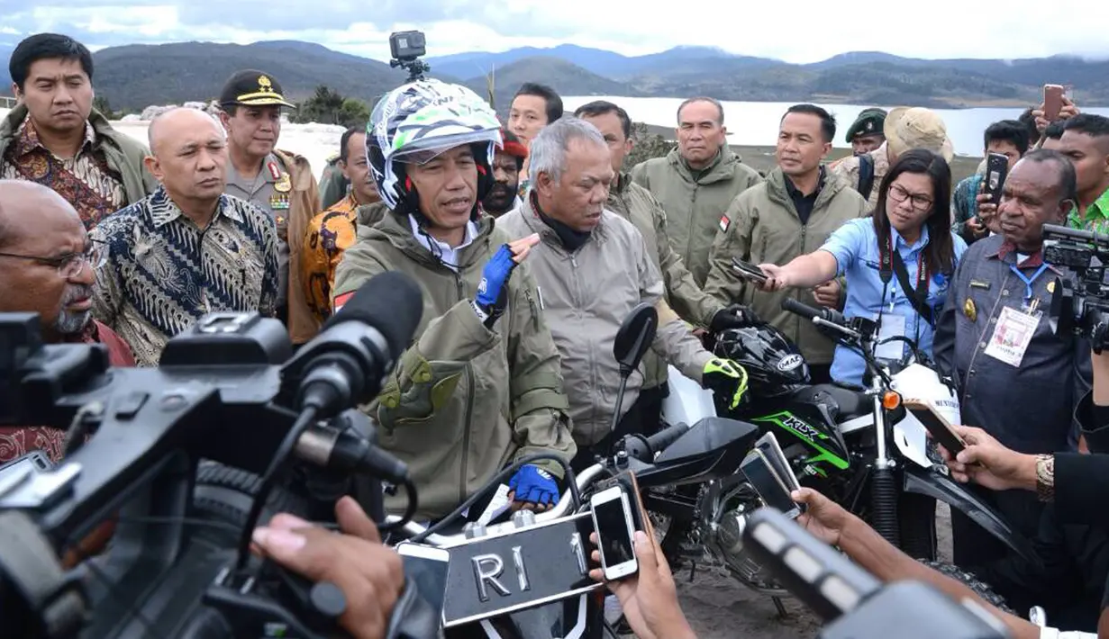 Presiden Jokowi didampingi Menteri PUPR Basuki Hadimuljono memberikan keterangan pers seusai mengendarai motor trail untuk menyusuri pembangunan Jalan Trans Papua ruas Wamena-Mamugu 1 di Wamena, Kabupaten Jayawijaya, Papua, Rabu (10/5). (Dok. Biro Pers)
