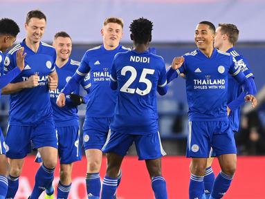 Para pemain Leicester City merayakan gol pertama ke gawang Chelsea yang dibuat gelandang Wilfred Ndidi (25) dalam laga lanjutan Liga Inggris 2020/21 pekan ke-19 di King Power Stadium, Leicester, Selasa (19/1/2021). Leicester City menang 2-0 atas Chelsea. (AFP/Michael Regan/Pool)