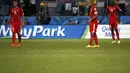 Tiga punggawa Swiss, Blerim Dzemaili, Gokhan Inler dan Johan Djourou (dari kiri ke kanan) terlihat lesu usai dikalahkan Perancis 2-5 di penyisihan Piala Dunia 2014 Grup E di Stadion Fonte Nova, Salvador, Brasil, (21/6/2014). (REUTERS/Jorge Silva) 