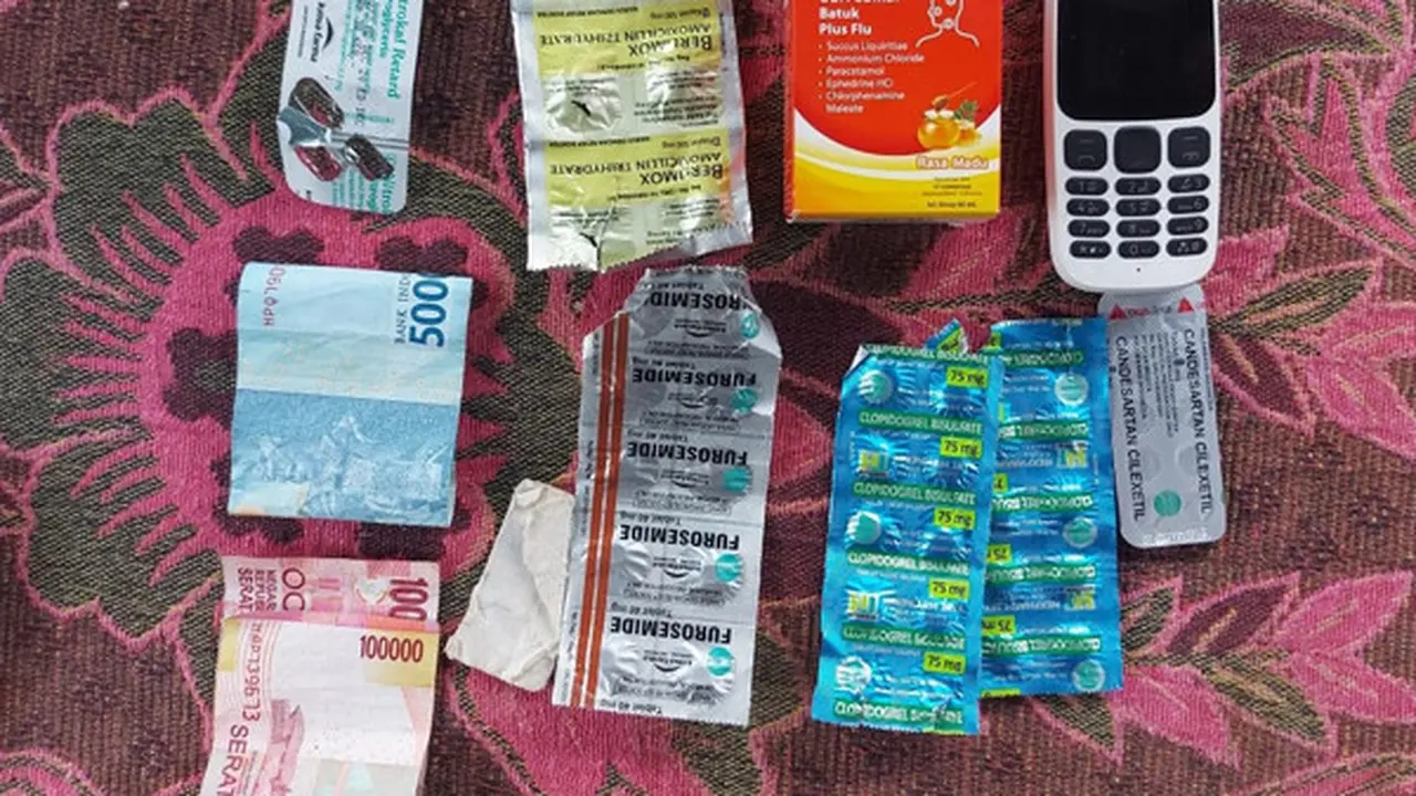 Di lokasi kejadian, polisi menemukan berbagai macam obat dan beberapa barang milik warga Bitung itu.
