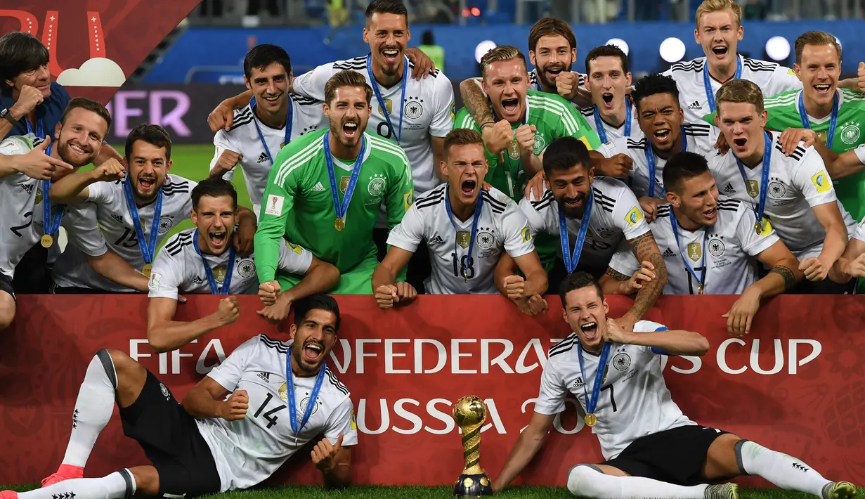Tim sepak bola Jerman berfoto bersama dengan piala usai memenangkan final Piala Konfederasi 2017 di Stadion Saint Petersburg, Rusia (2/7). Jerman berhasil menjadi juara usai mengalahkan Cile dengan skor 1-0. (AFP Photo/Patrik Stollarz)