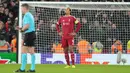 Reaksi kecewa pemain Liverpool, Virgil Van Dijk setelah kalah 1-4 dari PSV dalam laga Liga Champions 2025/2026 di Anfield, Liverpool, Rabu (26/11/2025) waktu setempat. (AP Photo/Jon Super)
