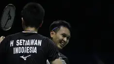 Ganda putra Indonesia, Hendra Setiawan / Mohammad Ahsan, usai mengalahkan Takuro Hoki / Yugo Kobayashi, pada Indonesia Open 2019 di Istora Senayan, Sabtu (20/7). Hendra / Ahsan menang 17-21, 21-19 dan 21-17. (Bola.com/Vitalis Yogi Trisna)