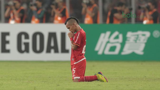 Lewat kreasi Riko Simanjuntak Persija Jakarta mendapat hadiah Penalti saat melawan JDT pada laga Piala AFC 2018 di Stadion Utama Gelora Bung Karno, Jakarta, Selasa (10/4/2018). Persija Jakarta menang 4-0.  (Bola.com/Nick Hanoatubun)