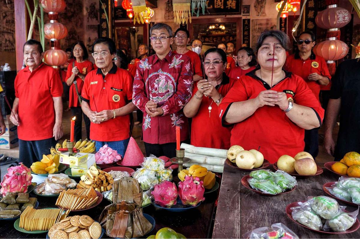 FOTO: Antusias Warga Rebutan Bahan Makanan dalam Festival Hantu Lapar