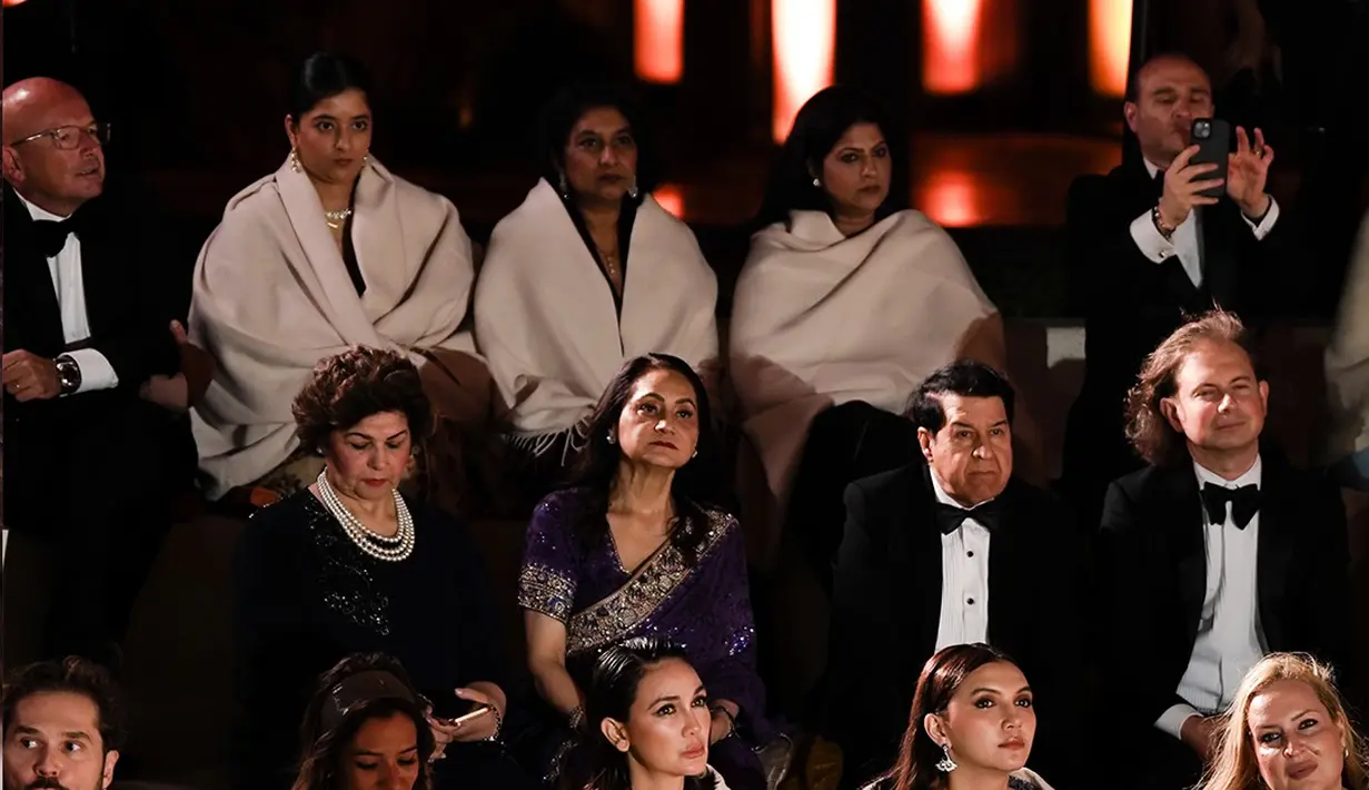 Duduk di front row, Luna Maya dan Alexa Key membalut busana mewah mereka dengan selimut [@lunamaya]