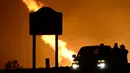 Kebakaran melanda sekitar 1.200 hektar lahan di wilayah barat laut Los Angeles, California, AS, Sabtu (26/12/2015). Angin kencang hingga 80 km per jam dan vegetasi kering menyebabkannya api meluas dengan cepat. (REUTERS / Gene Blevins)