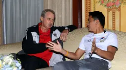 Pelatih Timnas Indonesia, Alfred Riedl (kiri) berbincang dengan pelatih Thailand, Kiatisuk Senamuang jelang memberi keterangan laga final kedua Piala AFF 2016 di Bangkok, Thailand, Jumat (16/12). (Liputan6.com/Helmi Fithriansyah)