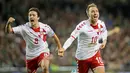 Pemain Denmark, Christian Eriksen (kanan) merayakan golnya ke gawang Irlandia pada laga leg kedua kualifikasi Piala Dunia 2018 di Aviva Stadium, Dublin, (14/11/2017). Denmark menang 5-1. (AFP/Paul Faith)