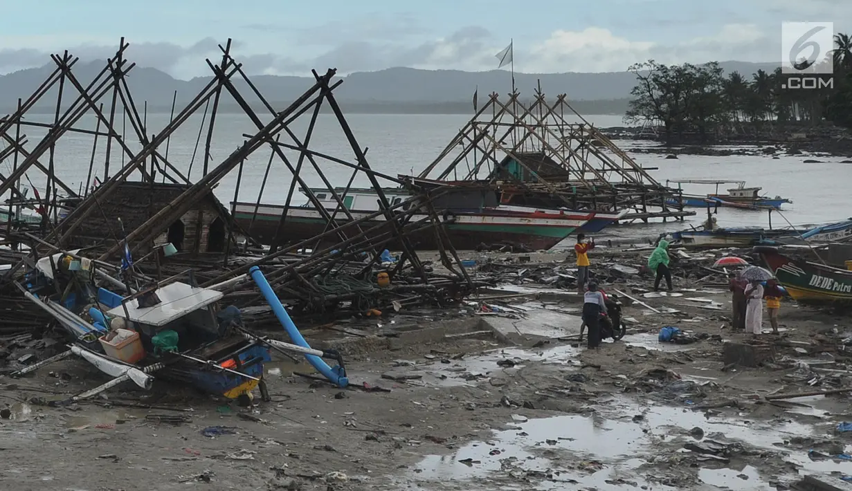 Warga mengumpulkan perkakas dari bangunan rumahnya yang rusak akibat terjangan tsunami di Kampung Sumur Pesisir, Pandeglang, Banten, Senin (24/12). Pascatsunami Selat Sunda, warga pulang untuk mencari  barang berharga miliknya. (Merdeka.com/Arie Basuki)