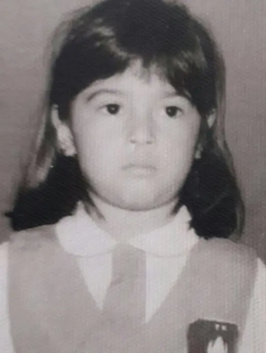 Nabila Syakieb saat masih kecil bikin pangling. Ya, Nabila kecil memiliki tubuh yang berisi dengan pipi yang chubby. Meski begitu, kecantikan paras Nabila sudah terlihat sedari kecil sehingga foto ini banjir like dan komentar dari netizen. (Liputan6.com/IG/nsyakieb85)