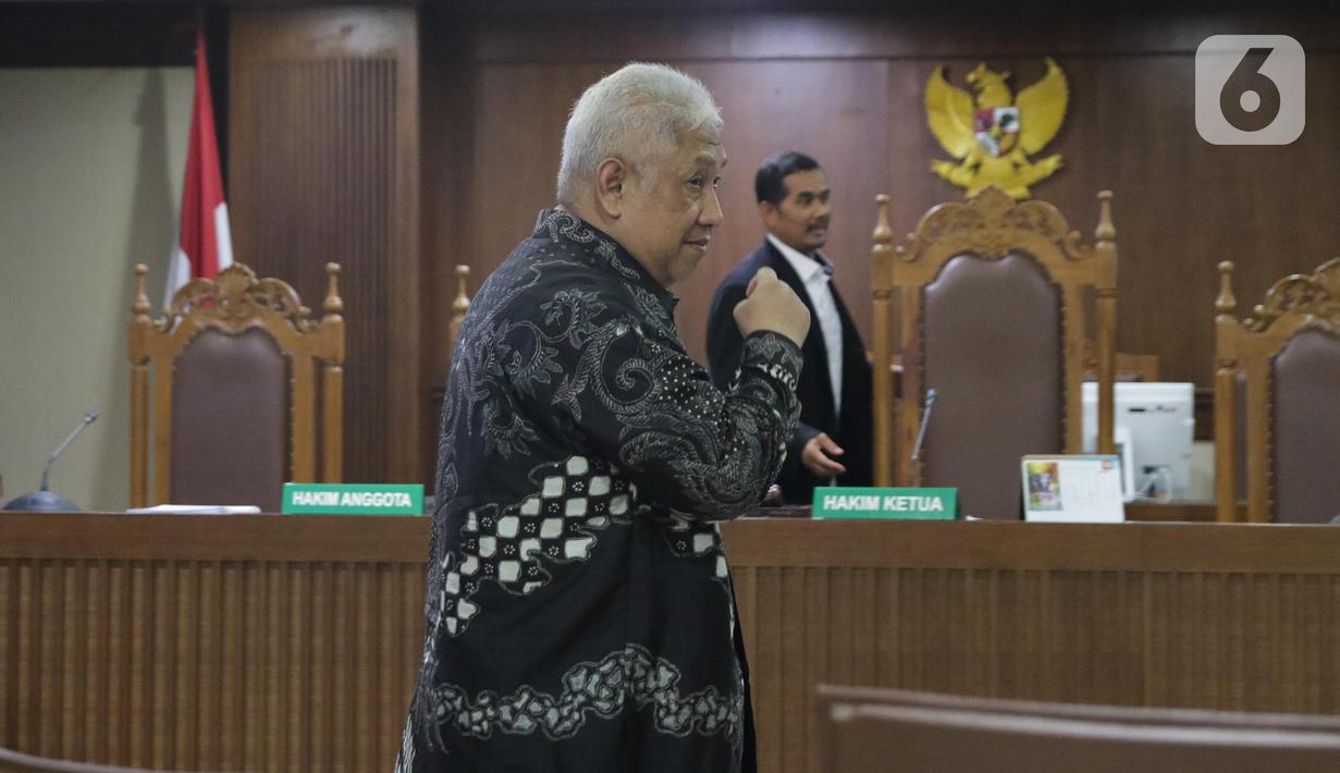Terdakwa suap pengadaan barang di Badan Keamanan Laut (Bakamla), Erwin Syaaf Arief usai menjalani sidang pembacaan putusan di Pengadilan Tipikor, Jakarta, Senin (14/10/2019). Erwin Syaaf Arief dinyatakan bersalah dan dihukum 2,5 tahun penjara, denda Rp100 juta. (Liputan6.com/Helmi Fithriansyah)