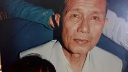 Dalam foto-foto lainnya, terlihat Fuji kecil yang duduk di pangkuan Pak Gaek, yang mengenakan peci dan wajah penuh kasih sayang. Potret tersebut mengabadikan eratnya hubungan mereka sejak dulu dan menjadi kenangan yang tak terlupakan bagi Fuji. (Liputan6.com/IG/@fuji_an)