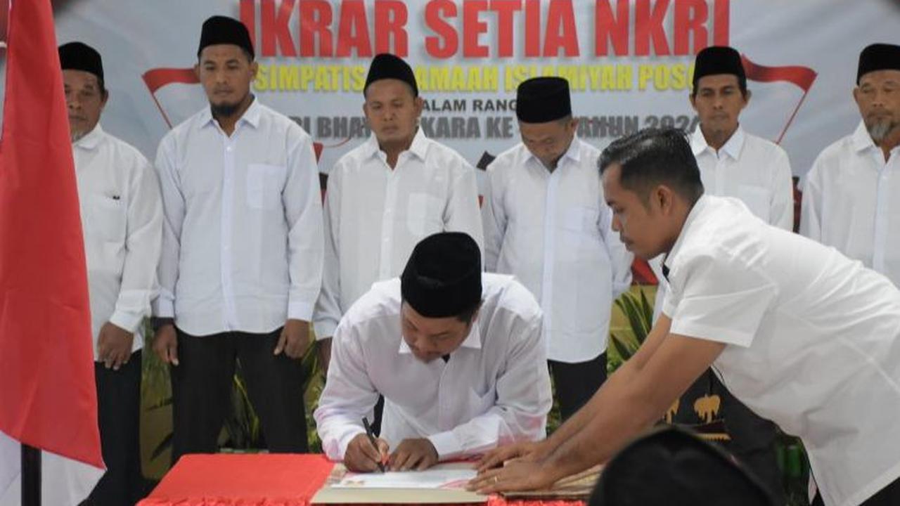 Agus juga turut menyerahkan bantuan sosial seusai acara ikrar kesetiaan NKRI. <br>
