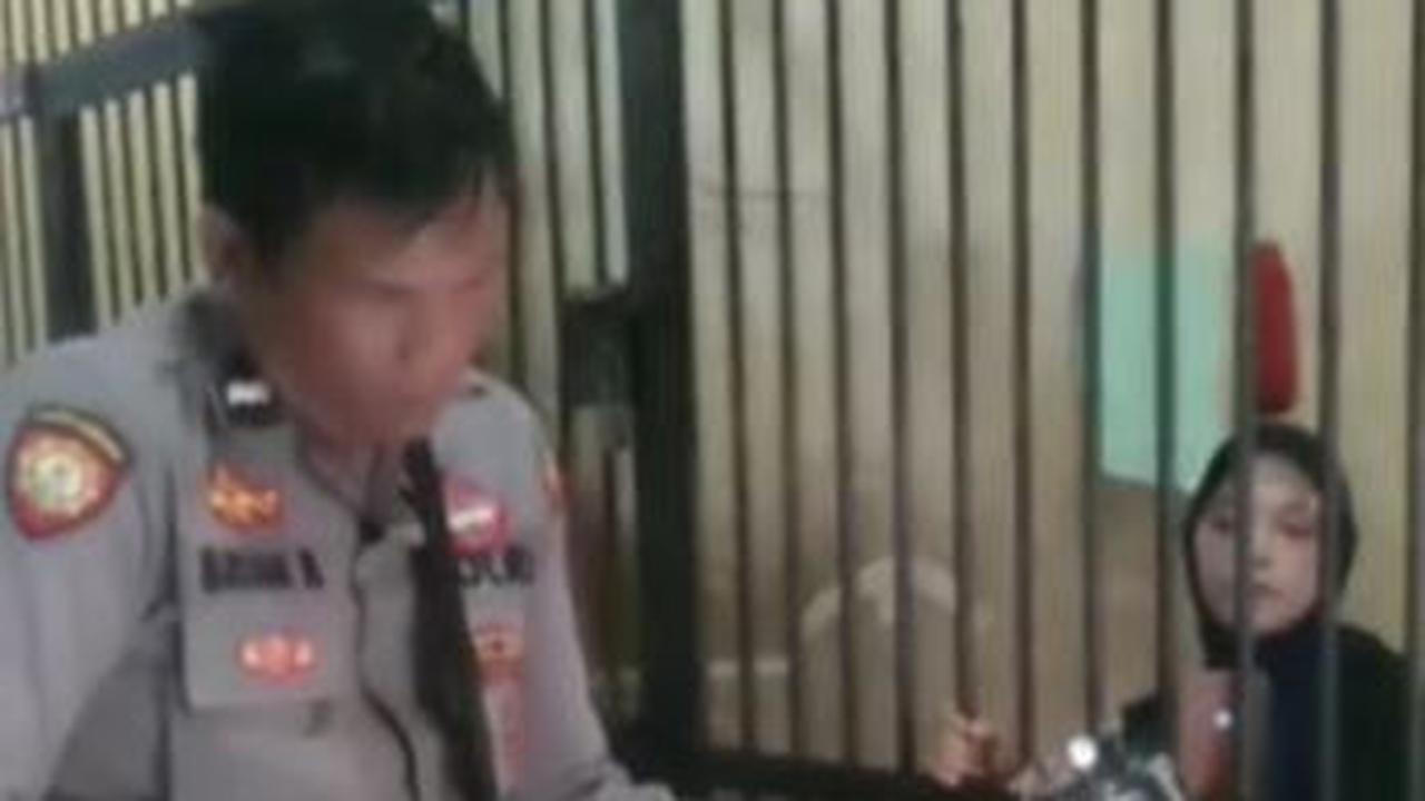Seru Banget! Momen Polisi Main Musik sambil Duet dengan Tahanan Wanita di Lapas Ini Curi Perhatian