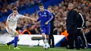 Gelandang Chelsea, Oscar (tengah) berusaha mengejar bola dari kawalan pemain Dynamo Kiev pada lanjutan Grup G liga champions di  Stamford Bridge, London, Inggris (4/11). Chelsea menang atas Kiev dengan skor 2-1. (Reuters/Andrew Couldridge)