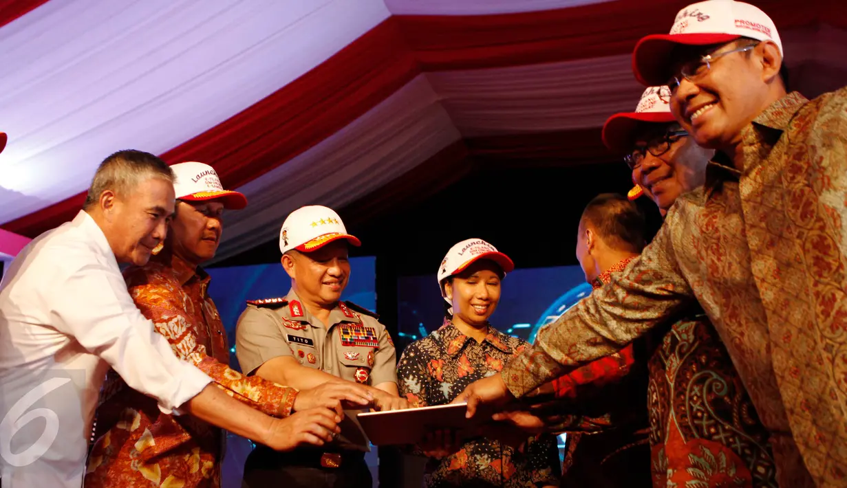 Kapolri Jenderal Pol Tito Karnavian bersama Menteri BUMN Rini Soemarno meresmikan 3 aplikasi online, di Jakarta, Jumat (16/12). Ketiga aplikasi tersebut adalah e-Samsat, e-Tilang dan SIM Baru Online. (Liputan6.com/Angga Yuniar)