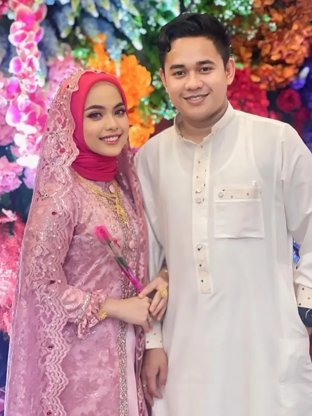 Gaya Putri Isnari Kenakan Emas. [@da4_putri03]