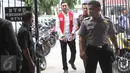 Aktor Restu Sinaga dengan tangan diborgol dan pengawalan petugas tiba di Pengadilan Negeri Jakarta Selatan, Kamis (13/10). Restu Sinaga akan menjalani sidang perdana atas kasus kepemilikan narkoba pada Juni lalu. (Liputan6.com/Herman Zakharia)