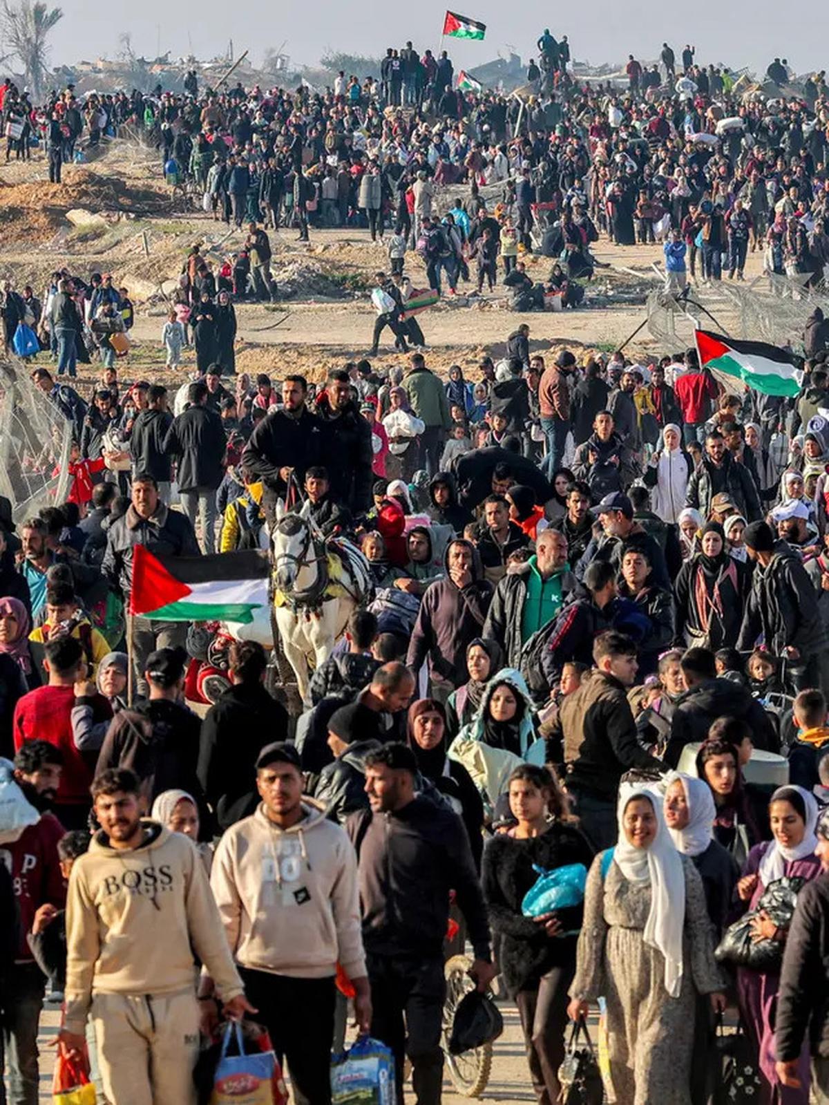 Potret Ribuan Warga Palestina Susuri Koridor Netzarim Untuk Kembali ke Gaza Utara
