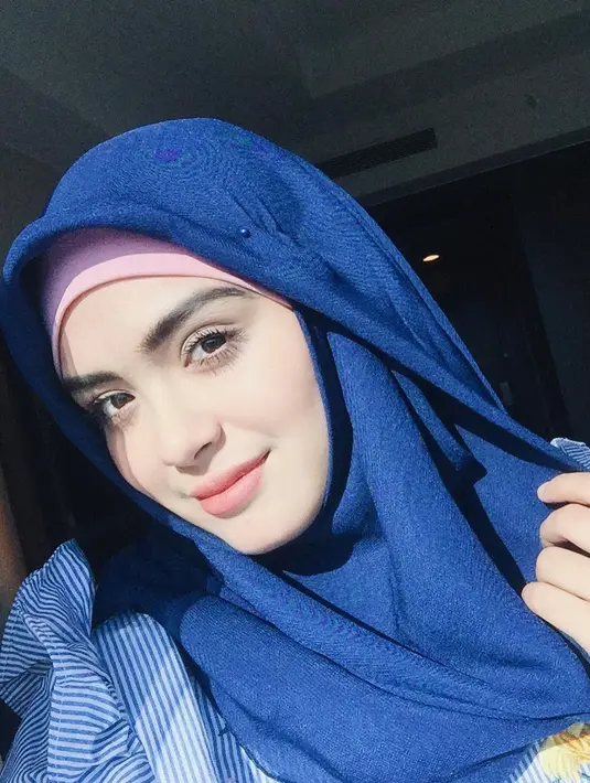 Coba lihat, dengan hijab biru dan dalamannya yang berwarna pink membuat wajah Vebby yang putih itu semakin terlihat merona. Meskipun tak mengenakan makeup yang berlebihan dan Vebby tetap tampil memesona. (Instagram/vebbypalwinta)