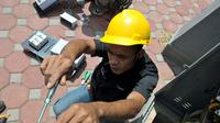 Seiring meningkatnya kebutuhan listrik, Perusahaan Listrik Negara (PLN) menambah pemasangan baru sebesar 6600 Kwh di kawasan Mampang, Jakarta Selatan, (7/8/2014). (Liputan6.com/Panji Diksana)