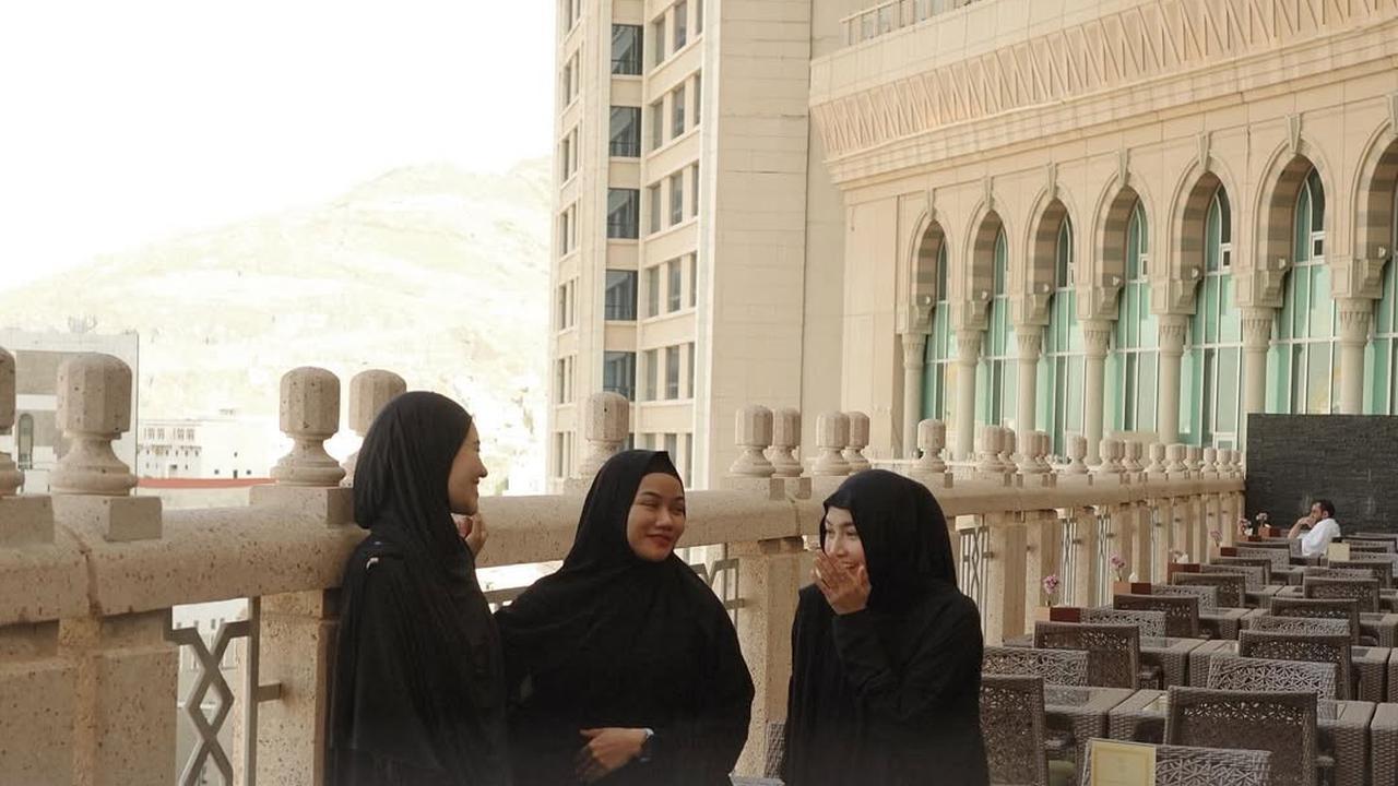 Ke Tanah Suci Bersama, 7 Potret Mahalini dan Aaliyah Massaid Selama Umrah - Penampilannya Tuai Pujian