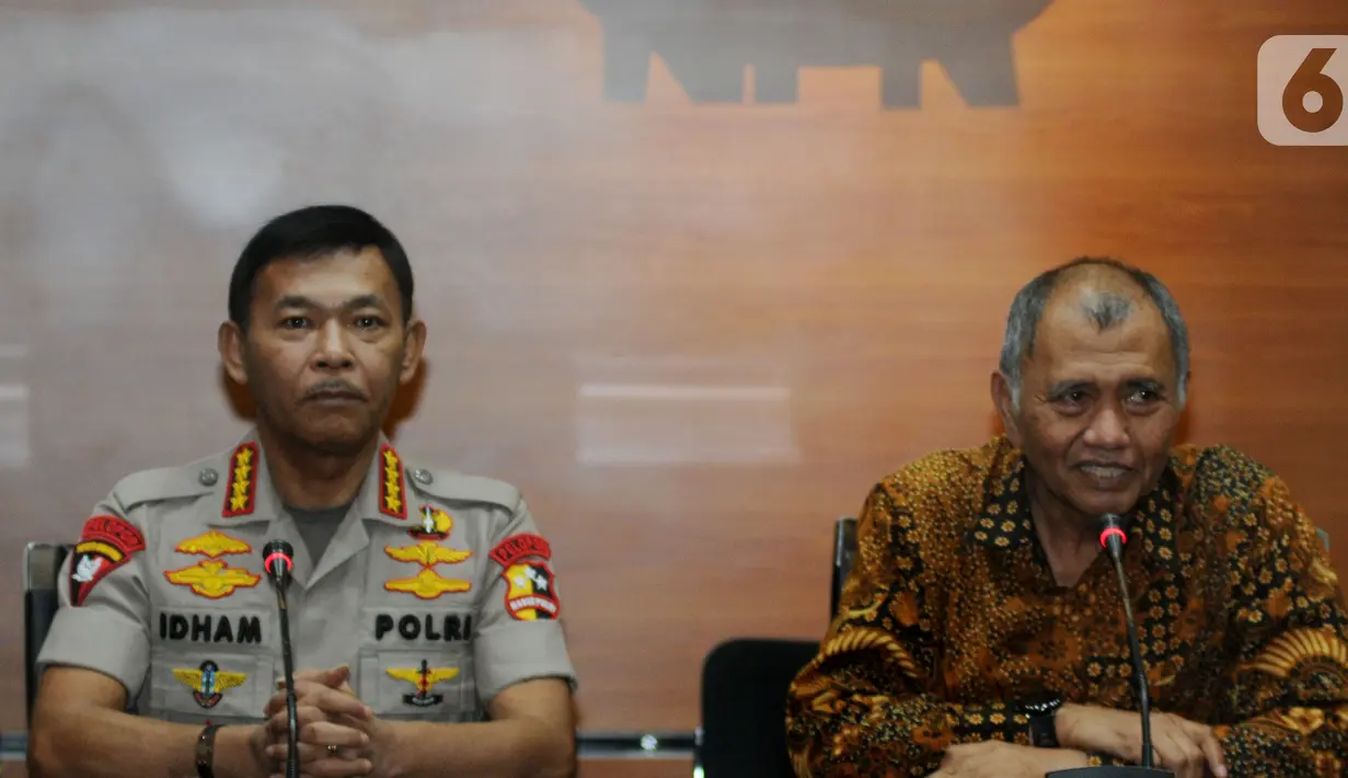 Pimpinan KPK Agus Rahardjo (kanan) bersama Kapolri Jenderal Idham Azis (kiri) memberi keterangan usai menggelar pertemuan tertutup di Gedung KPK, Jakarta, Senin (4/11/2019). Pertemuan membahas sinkronisasi antara Kepolisian dengan KPK. (merdeka.com/Dwi Narwoko)