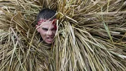 Seorang warga mengambil bagian dalam pertunjukan perayaan hari libur Malanka di desa Krasnoyarsk, Chernivtsi, Ukraina, (14/1/20106). Festival Malanka merupakan malam tahun baru menurut kalender Julian. R. (REUTERS/Valentyn Makarenko)