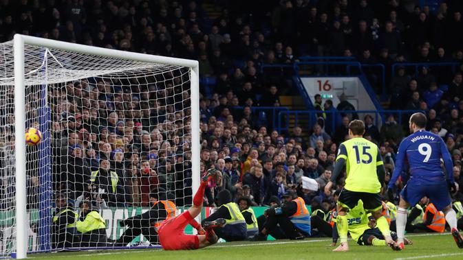 Kiper Huddersfield Town, Jonas Lossl mencoba menghalau tendangan pemain Chelsea David Luiz saat bertanding dalam lanjutan Liga Inggris di Stadion Stamford Bridge, London, Sabtu (2/2). (AP Photo/Alastair Grant)