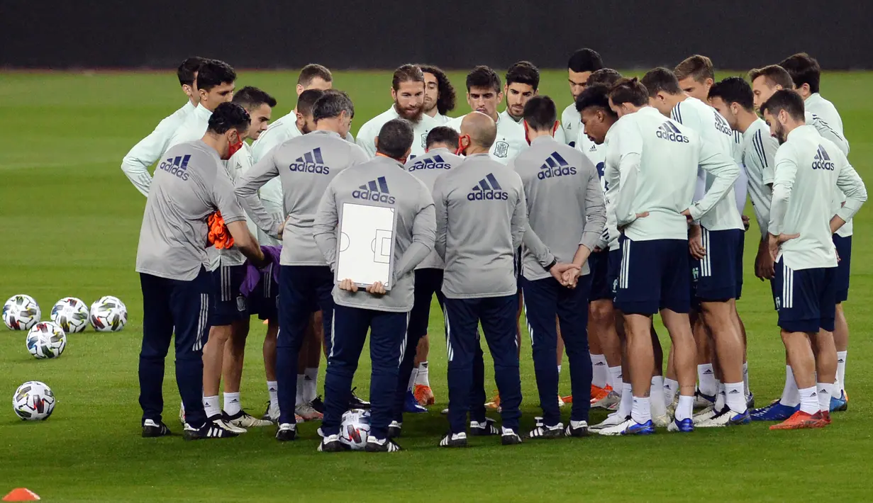 Pemain Timnas Spanyol mendengarkan arahan pelatih saat sesi latihan jelang menghadapi Jerman pada laga lanjutan Grup 4 UEFA Nations League di Stadion De La Cartuja, Selasa (17/11/2020). Spanyol akan berhadapan dengan Jerman. (AFP/Cristina Quicler)