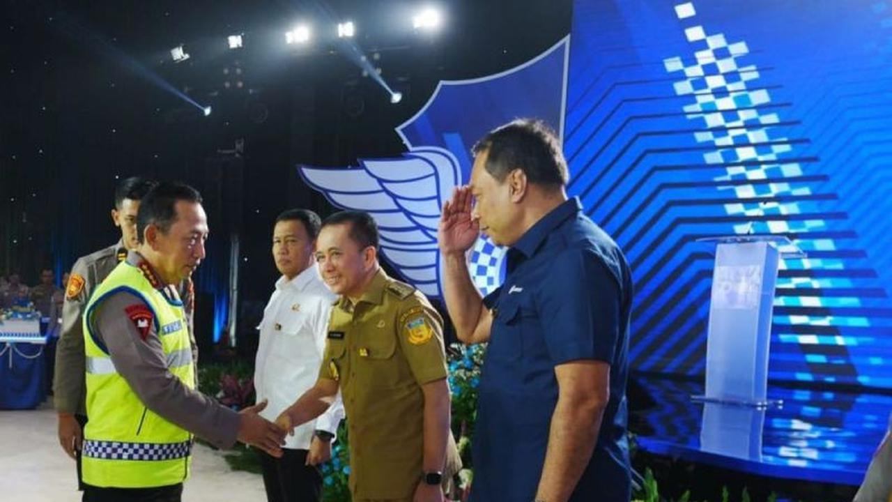 Dua Kali Terima Pin Emas, Dirjen Keuangan Daerah Agus Fatoni Raih Penghargaan Kapolri atas Dedikasi Kesamsatan