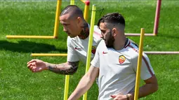 Pemain AS Roma, Radja Nainggolan (kanan) dan Kostas Manolas saat berlatih di Trigoria, Roma, Italia, Senin (23/4). Leg pertama semifinal Liga Champions antara Liverpool dan AS Roma akan berlangsung di Anfield. (Alberto PIZZOLI/AFP)
