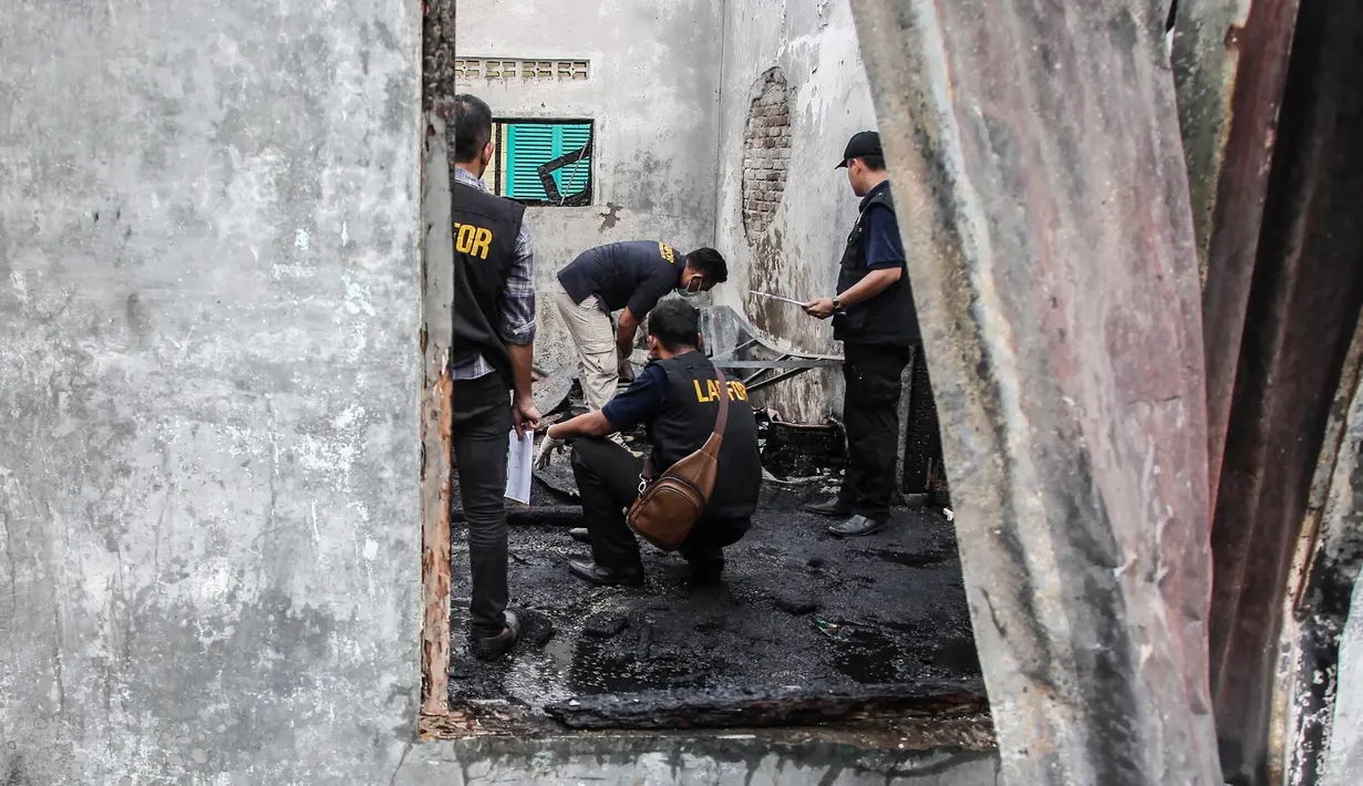 Tim penyelidik bekerja di lokasi kebakaran pabrik korek gas di Binjai, Langkat, Sumatera Utara, (21/6/2019). Polda Sumut juga meminta pemeriksaan secara laporan forensik melalui Tim Disaster Victim Identification (DVI) untuk mengetahui perorangan dari korban. (Ivan Damanik/AFP)