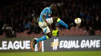 Bek Napoli, Kalidou Koulibaly mengontrol bola saat bertanding melawan Arsenal pada lanjutan leg kedua babak perempat final Liga Europa di stadion San Paolo di Naples, Italia (18/4). Dalam laga semifinal Liga Europa, The Gunners akan bersua Valencia yang berhasil menyingkirkan Villarreal. (AP Photo/L