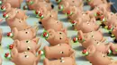 Masyarakat Jerman akan memakan marzipan berbentuk babi untuk mencari nasib baik tahun mendatang. (AFP PHOTO / Patrick Seeger)