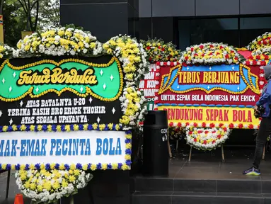 Kantor PSSI yang berada di GBK Arena, Jakarta, dibanjiri karangan bunga sebagai respons atas pembatalan Indonesia menjadi tuan rumah Piala Dunia U-20 2023, Kamis (30/3/2023). (Liputan6.com/Faizal Fanani)