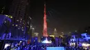 Menara tertinggi di dunia, Burj Khalifa diterangi dengan pertunjukan laser untuk merayakan wahana tak berawaknya memasuki orbIt Planet Mars, di Dubai, Selasa (9/2/2021). Suksesnya misi Hope ke orbit Mars itu menjadikan UEA negara Arab pertama yang mencapai planet tersebut. (AP Photo/Kamran Jebreili)