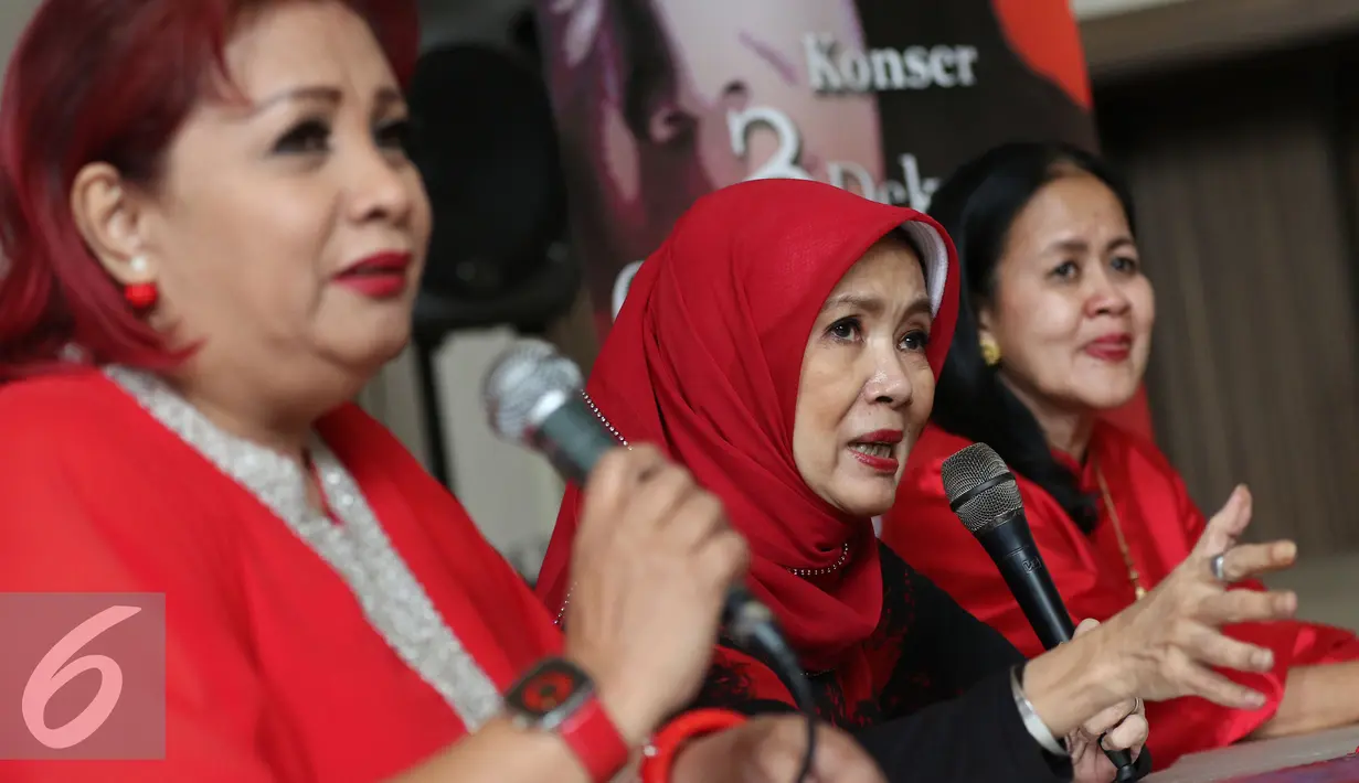 Istri penyanyi Alm Chrisye, Damayanti Noor (tengah) memberi keterangan terkait Konser 3 Dekade Cinta Chrisye, Jakarta, Jumat (22/7). Konser 3 Dekade Cinta Chrisye untuk mengenang 10 tahun wafatnya Chrisye (Liputan6.com/Herman Zakharia)